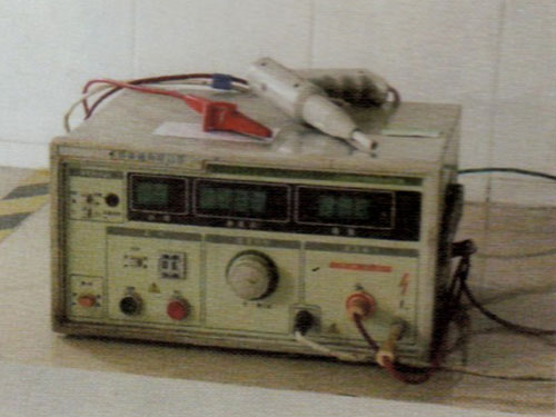 耐电压试验机